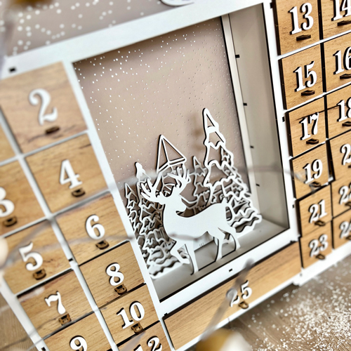 Kalendarz adwentowy "Wróżkowy domek z figurkami" na 25 dni z cyferkami objętościowymi, LED, DIY - foto 1  - Fabrika Decoru