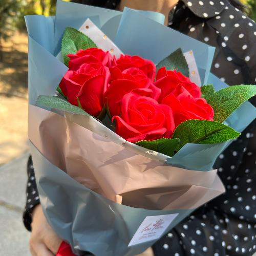 Bouquet of 7 scarlet roses “Scarlett” - foto 2