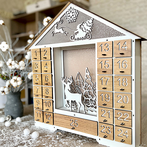 Kalendarz adwentowy "Wróżkowy domek z figurkami" na 25 dni z wyciętymi numerami, LED, DIY - foto 0  - Fabrika Decoru