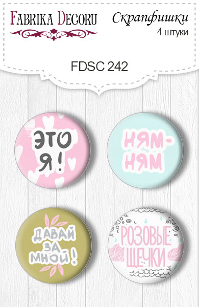 Set mit 4 Flair-Buttons zum Scrapbooking von „Scandi Baby Girl“ RU #242 - Fabrika Decoru