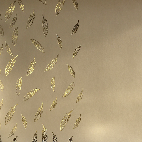 Отрез кожзама с тиснением золотой фольгой, дизайн Golden Feather Beige, 50см х 25см - Фото 1