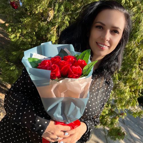 Bouquet of 7 scarlet roses “Scarlett” - foto 1